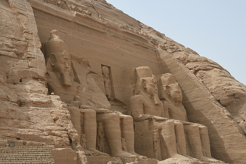 52 MAK_6474.jpg - Una delle statue di Ramses è rimasta senza testa, infatti questa è crollata pochi anni dopo la costruzione del tempio a causa di un terremoto ed è rimasta ai piedi della statua.